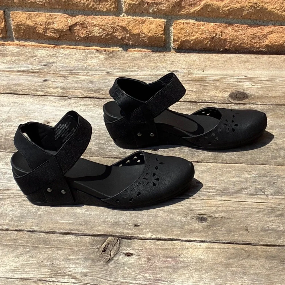 Axxiom Fantasy World Black Wedge Sandals Eyelit Laser Cut Cutout Mary Jane 7.5